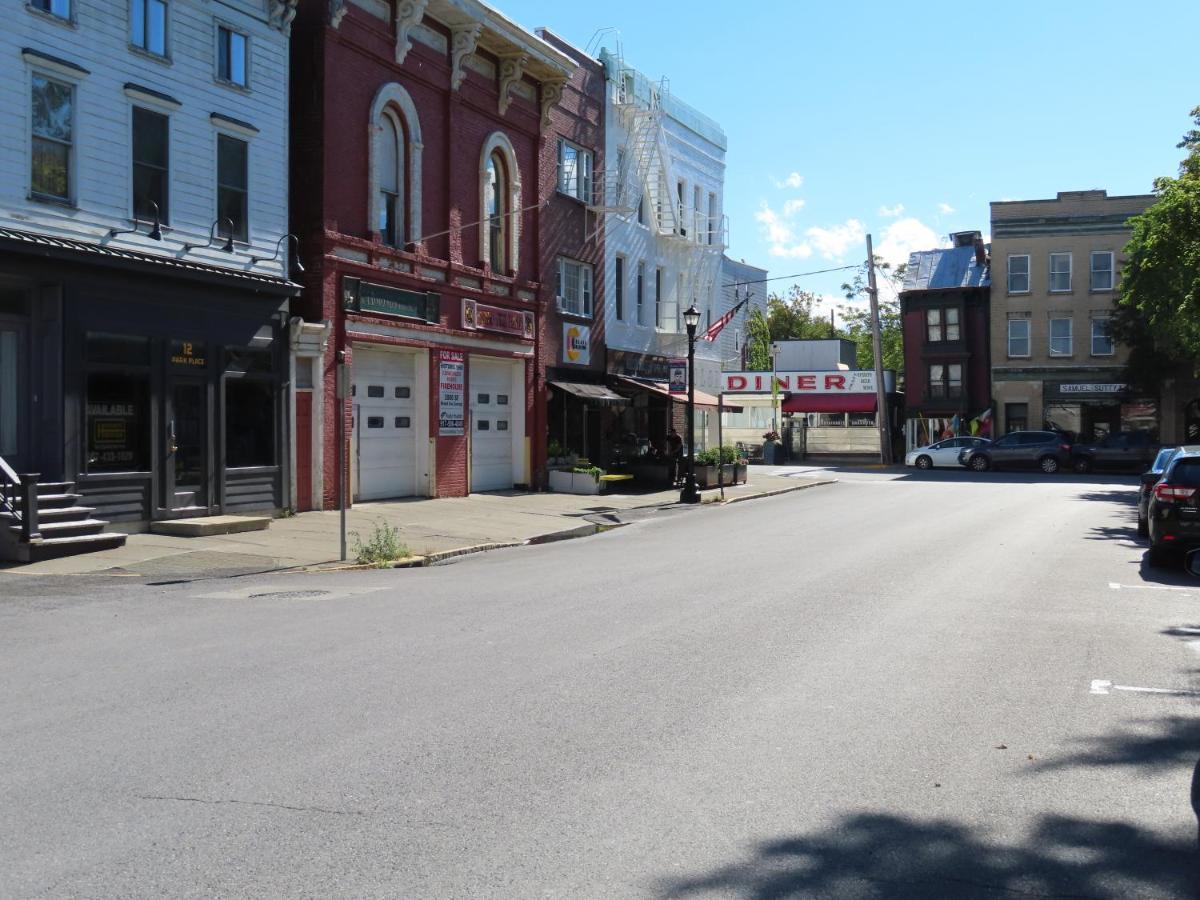 St Charles Hotel Downtown Hudson Exterior foto